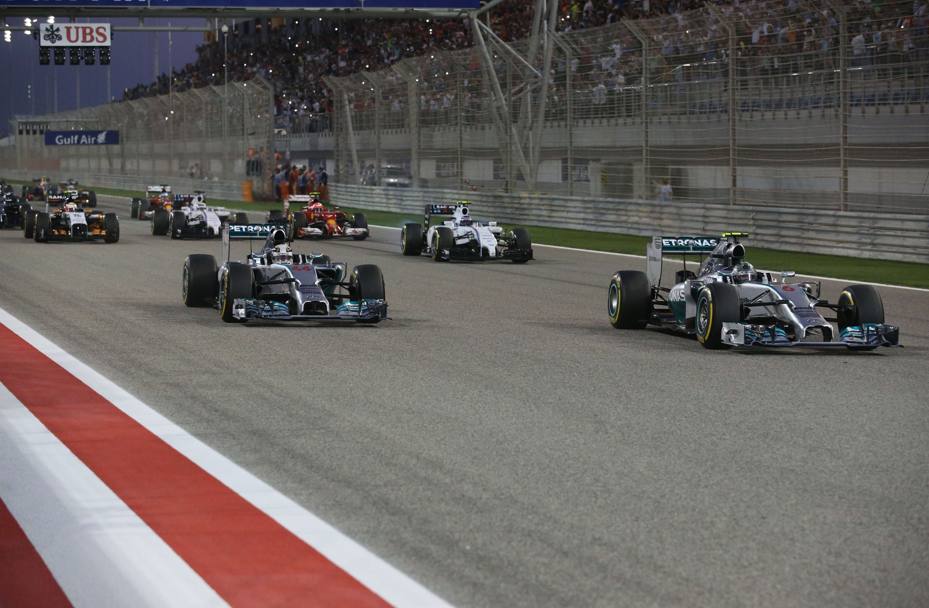 Hamilton parte leggermente meglio del compagno Rosberg, autore della pole position. Afp